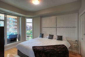 Sunset Waterfront Resort by KelownaGo