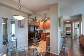 Sunset Waterfront Resort by KelownaGo