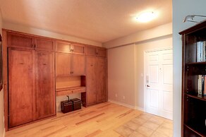 Sunset Waterfront Resort by KelownaGo