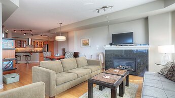 Sunset Waterfront Resort by KelownaGo