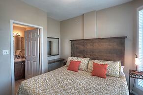 Sunset Waterfront Resort by KelownaGo