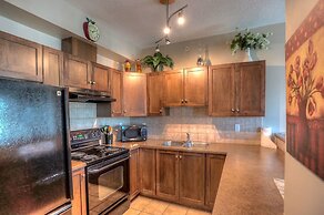 Sunset Waterfront Resort by KelownaGo