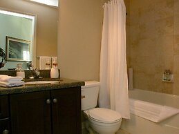 Sunset Waterfront Resort by KelownaGo