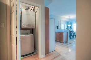 Sunset Waterfront Resort by KelownaGo