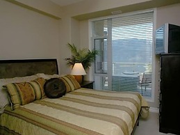 Sunset Waterfront Resort by KelownaGo