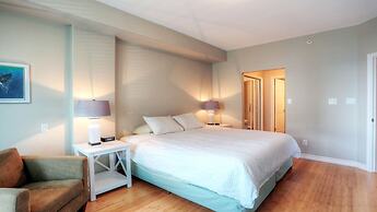 Sunset Waterfront Resort by KelownaGo