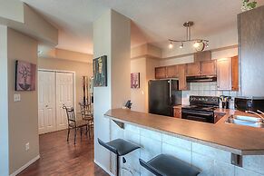 Sunset Waterfront Resort by KelownaGo