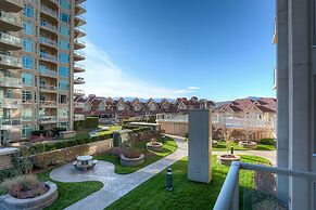 Sunset Waterfront Resort by KelownaGo