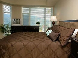 Sunset Waterfront Resort by KelownaGo