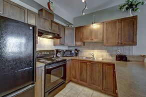 Sunset Waterfront Resort by KelownaGo