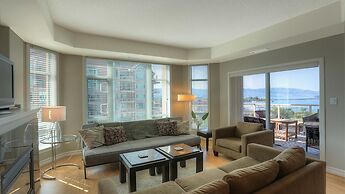 Sunset Waterfront Resort by KelownaGo