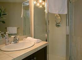 Sunset Waterfront Resort by KelownaGo