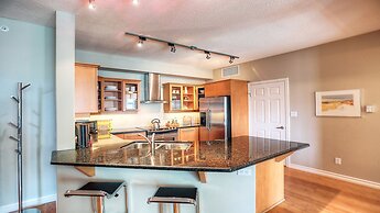 Sunset Waterfront Resort by KelownaGo