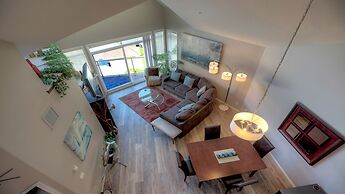 Discovery Bay by KelownaGo