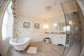 Crossbasket Castle Hotel & Restaurant