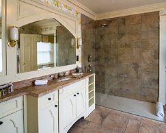 Crossbasket Castle Hotel & Restaurant