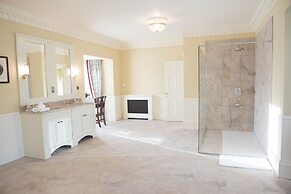 Crossbasket Castle Hotel & Restaurant