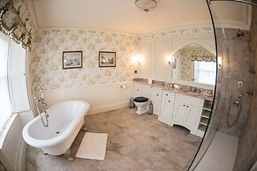 Crossbasket Castle Hotel & Restaurant