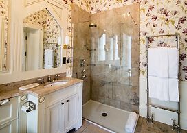 Crossbasket Castle Hotel & Restaurant