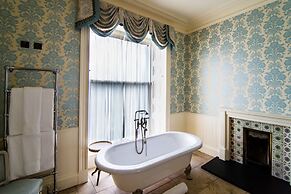 Crossbasket Castle Hotel & Restaurant