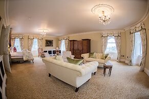 Crossbasket Castle Hotel & Restaurant