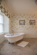 Crossbasket Castle Hotel & Restaurant