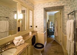 Crossbasket Castle Hotel & Restaurant