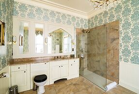 Crossbasket Castle Hotel & Restaurant