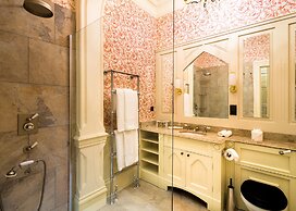 Crossbasket Castle Hotel & Restaurant