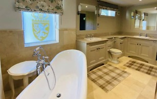 Crossbasket Castle Hotel & Restaurant