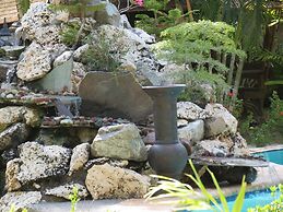 Alonaland Resort Apartelle