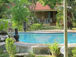 Alonaland Resort Apartelle