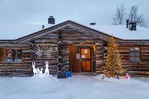 Kuukkeli Log Houses Teerenpesä