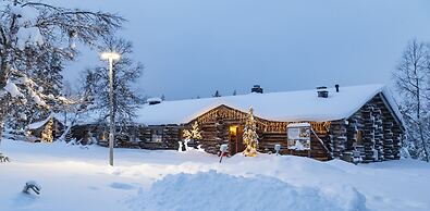 Kuukkeli Log Houses Teerenpesä