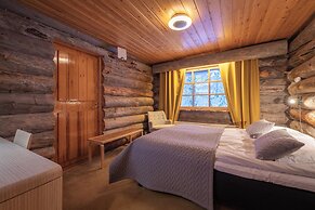 Kuukkeli Log Houses Teerenpesä