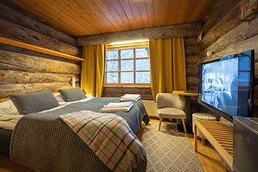 Kuukkeli Log Houses Teerenpesä