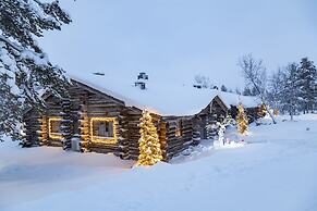 Kuukkeli Log Houses Teerenpesä