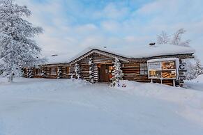 Kuukkeli Log Houses Teerenpesä