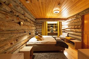 Kuukkeli Log Houses Teerenpesä