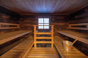 Kuukkeli Log Houses Teerenpesä