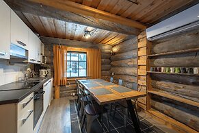 Kuukkeli Log Houses Porakka Inn