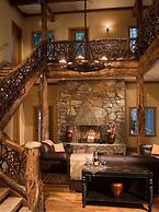 The Esmeralda Inn at Lake Lure