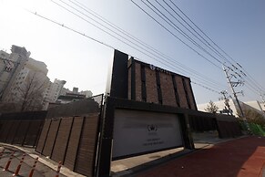 Achasan Station Wall Hotel