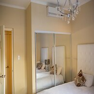 Gold Coast Luxurious and Stylish Condo