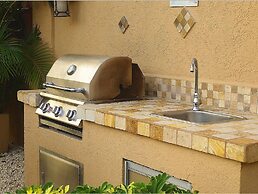 Gold Coast Luxurious and Stylish Condo