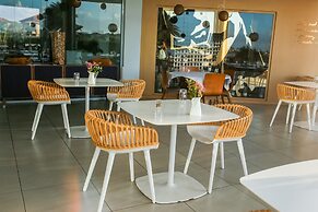 Gold Coast Luxurious and Stylish Condo