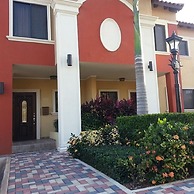 Gold Coast Luxurious and Stylish Condo