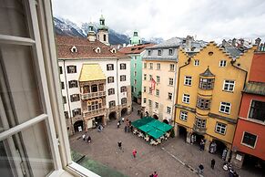 Golden Roof Apartments by Penz