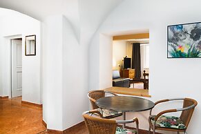 Golden Roof Apartments by Penz