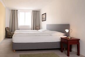 Golden Roof Apartments by Penz